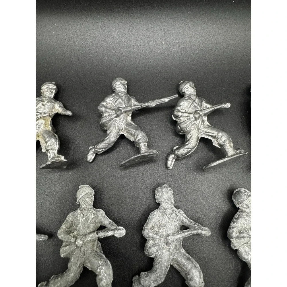 Lot Of 17 Vintage 1940 Metal Army Men -‎ 2